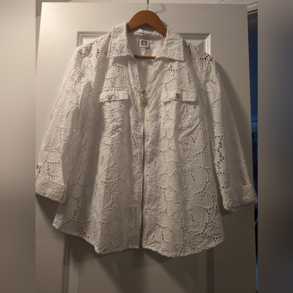 ANNE KLEIN White Lace Gold Button Full Zipper 3/4 Sleeve Top